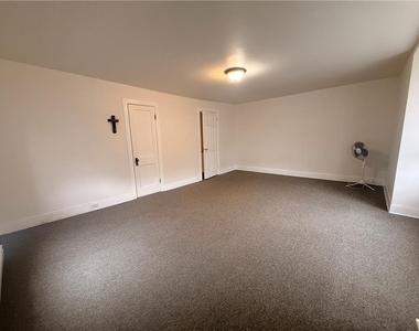 943 Center Street - Photo Thumbnail 16