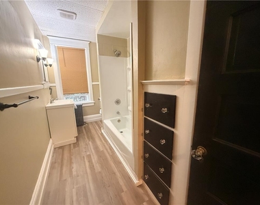 943 Center Street - Photo Thumbnail 5