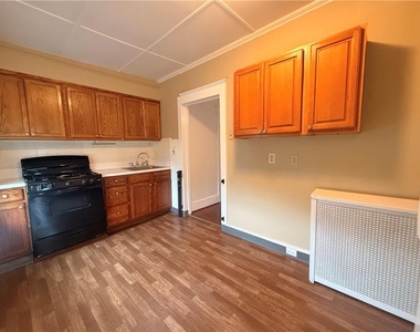 943 Center Street - Photo Thumbnail 2