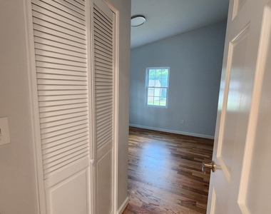 44 Rosewood Avenue - Photo Thumbnail 14