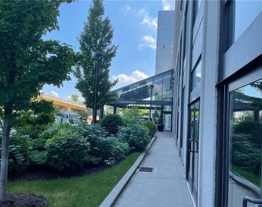 320 Fort Duquesne Blvd - Photo Thumbnail 1