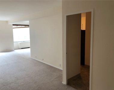 320 Fort Duquesne Blvd - Photo Thumbnail 8
