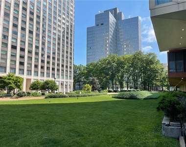 320 Fort Duquesne Blvd - Photo Thumbnail 3