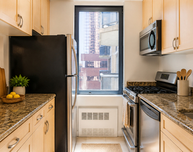 West 48th Street - Photo Thumbnail 5