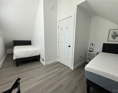 412 Court Street - Photo Thumbnail 10