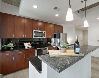 44 Peachtree Place Nw - Photo Thumbnail 3