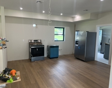 212 Willow Grove St - Photo Thumbnail 3