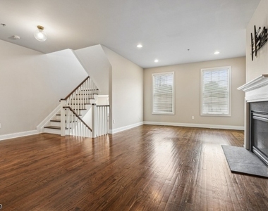36 Bloomfield Ave - Photo Thumbnail 3