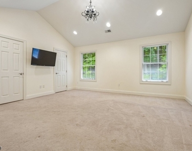 36 Bloomfield Ave - Photo Thumbnail 12