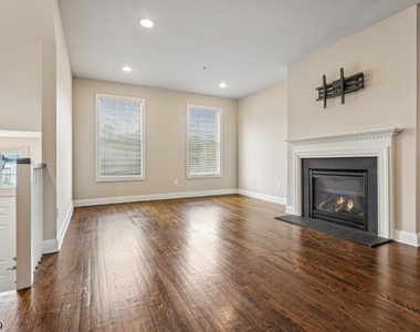 36 Bloomfield Ave - Photo Thumbnail 2