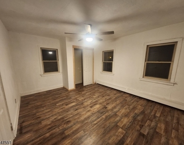 20 Adams St - Photo Thumbnail 3