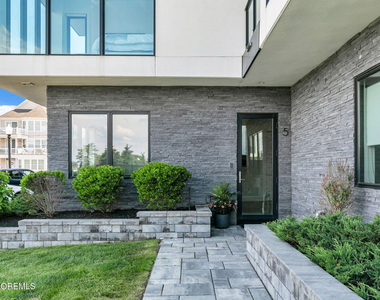 200 Ocean Avenue N - Photo Thumbnail 3