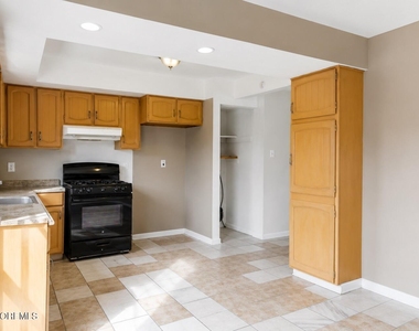 610a N Victoria Avenue - Photo Thumbnail 2