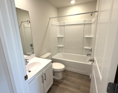 128 Essex Drive - Photo Thumbnail 13