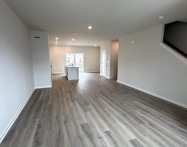 128 Essex Drive - Photo Thumbnail 6