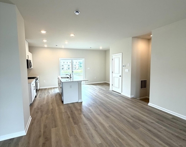 128 Essex Drive - Photo Thumbnail 7
