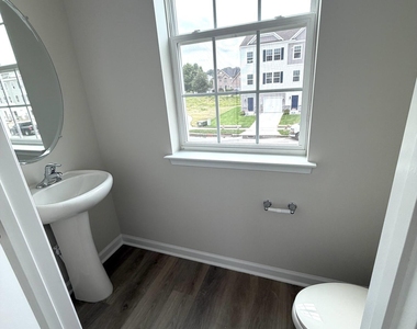 128 Essex Drive - Photo Thumbnail 9