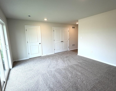 128 Essex Drive - Photo Thumbnail 3