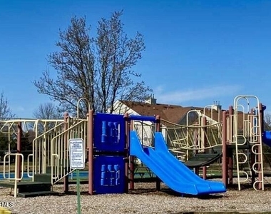 62 Dover Court - Photo Thumbnail 21