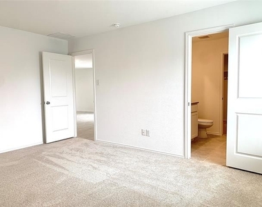 7212 Gray Wolf Lane - Photo Thumbnail 9