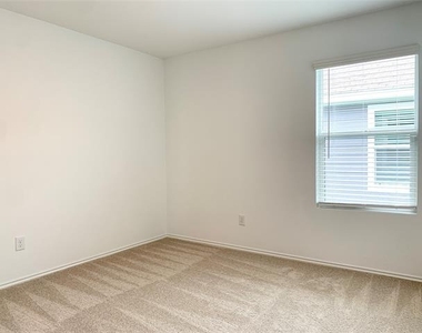 7212 Gray Wolf Lane - Photo Thumbnail 17