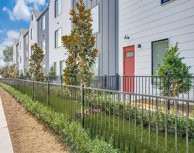 3275 Dallas Street - Photo Thumbnail 1