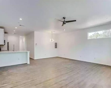 3275 Dallas Street - Photo Thumbnail 2