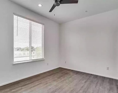 3275 Dallas Street - Photo Thumbnail 6