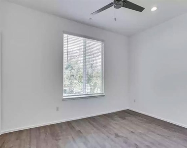 3275 Dallas Street - Photo Thumbnail 5