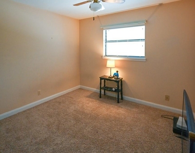 412 Half Moon Way - Photo Thumbnail 16