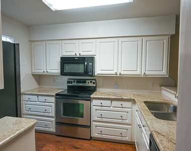412 Half Moon Way - Photo Thumbnail 9