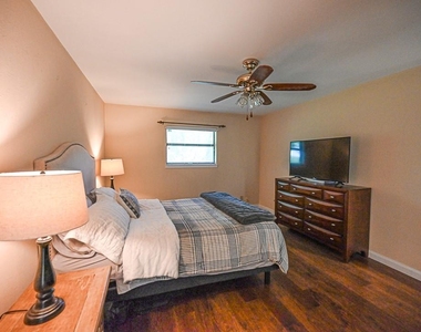 412 Half Moon Way - Photo Thumbnail 12