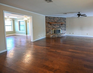 412 Half Moon Way - Photo Thumbnail 7