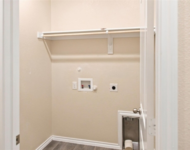 1723 Kenmore Road - Photo Thumbnail 13