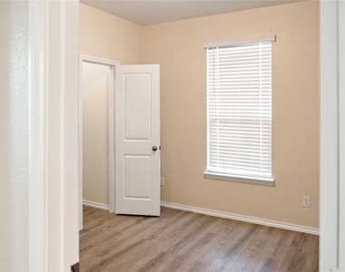 1723 Kenmore Road - Photo Thumbnail 11