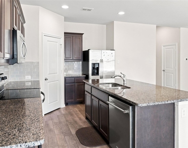 1723 Kenmore Road - Photo Thumbnail 5