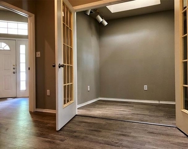 455 Strata Drive - Photo Thumbnail 9