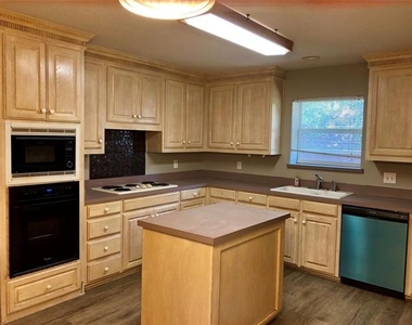 455 Strata Drive - Photo Thumbnail 11