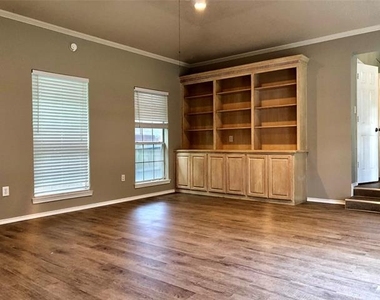 455 Strata Drive - Photo Thumbnail 4