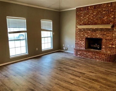 455 Strata Drive - Photo Thumbnail 5