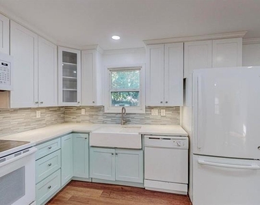 700 Broadway Avenue - Photo Thumbnail 8