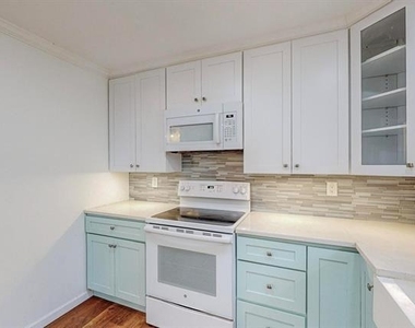 700 Broadway Avenue - Photo Thumbnail 6