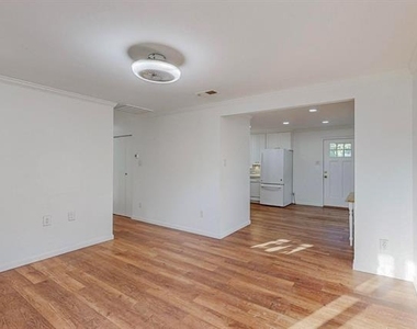 700 Broadway Avenue - Photo Thumbnail 2