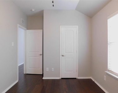 14904 Riverside Drive - Photo Thumbnail 19