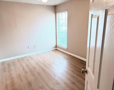 453 Strata Drive - Photo Thumbnail 6
