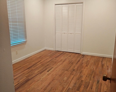 307 N Playdium Drive - Photo Thumbnail 7