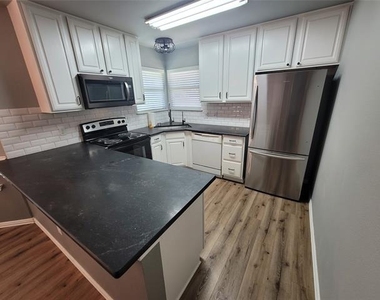 205 Willow Creek Drive - Photo Thumbnail 4