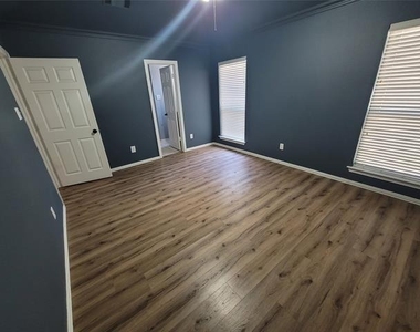 205 Willow Creek Drive - Photo Thumbnail 5