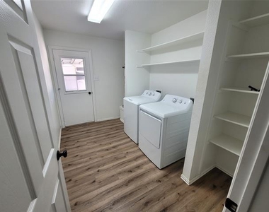 205 Willow Creek Drive - Photo Thumbnail 7