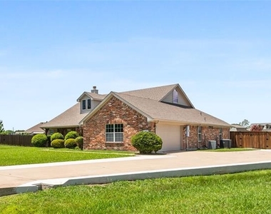 141 Shumard Drive - Photo Thumbnail 2